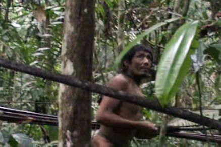 Ind�gena Kawahiva, no Brasil, em raro encontro com a Funai