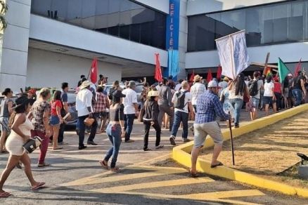 Cerca de 350 membros do MST foram na manifestao