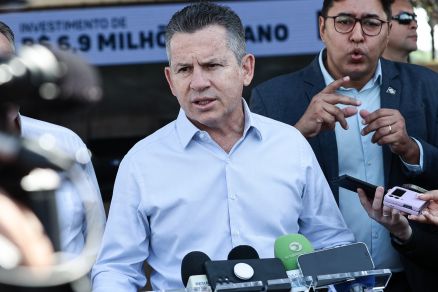 O governador Mauro Mendes, que analisa nova rota do BRT em Vrzea Grande