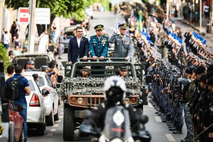 Autoridades abrem o desfile na Avenida Getlio Vargas, em Cuiab	