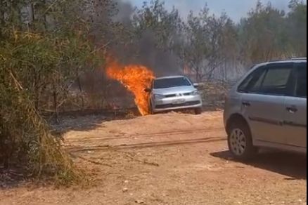Veculo sendo consumido pelo fogo