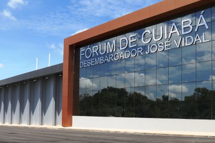 Fachada do Frum de Cuiab, onde parte dos magistrados atua