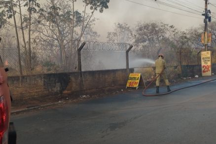 Corpo de Bombeiros realiza trabalho para controle das chamas