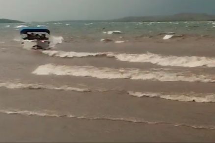 Barco com ocupantes teve dificuldade de se aproximar da margem por conta das ondas