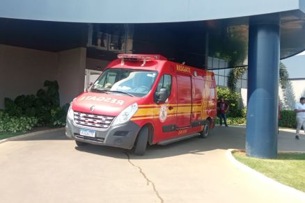 Veculo do socorro em frente ao hospiltal, em Lucas do Rio Verde