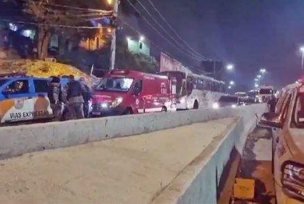 Trs pessoas ficam feridas aps criminosos jogarem bomba em nibus no Rio