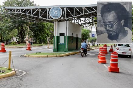 O professor Expedito Sabino (detalhe), que era aposentado pela UFMT