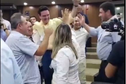 Momento em que Leo Bortolin comemora a vitria