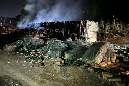 O Corpo de Bombeiros teve que ir at o local do acidente para apagar as chamas 