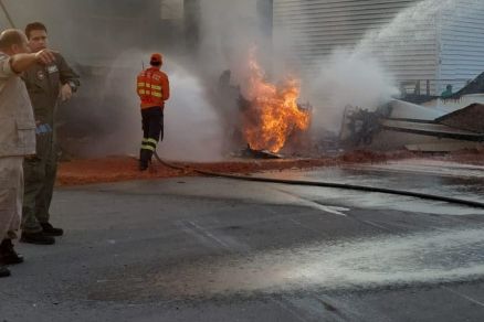 Homens do Corpo de Bombeiros combatem as chamas no avio