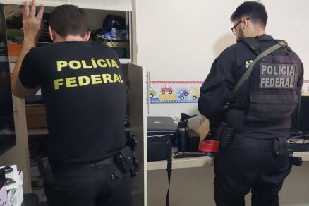 Policiais federais vasculham cmodo em endereo alvo da operao