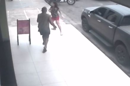 Homem correu atrs da policial e a derrubou no cho