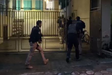 Policiais federais invadindo resid~encia para cumprimento de mandado 