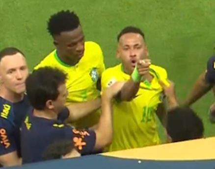 Momento em que Neymar xinga torcedor que lhe jogou pipoca