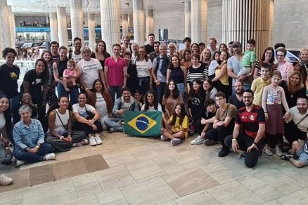 Grupo de brasileiros que voltou ao Pas em operao 