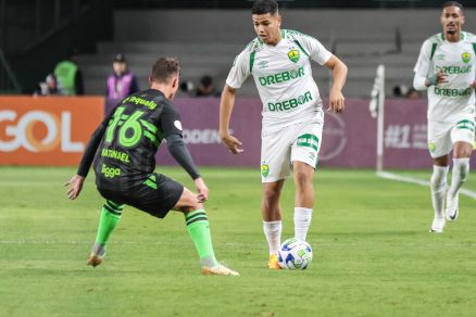 Jogadores do Coritiba e Cuiab disputam lance durante jogo no Estdio Couto Pereira