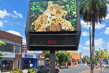 O termmetro instalado na Avenida Lava Ps, em Cuiab