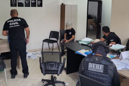 Policiais civis cumprem ordem judicial em um dos endereos investigados