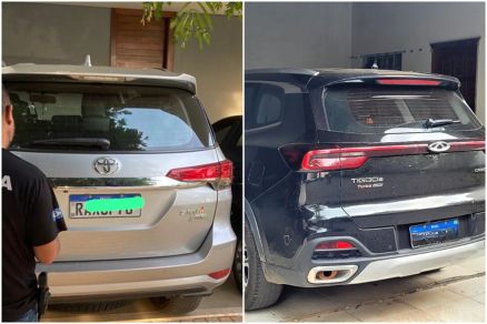 Dois dos carros apreendidos na Operao Carto-Postal, deflagrada nesta quinta