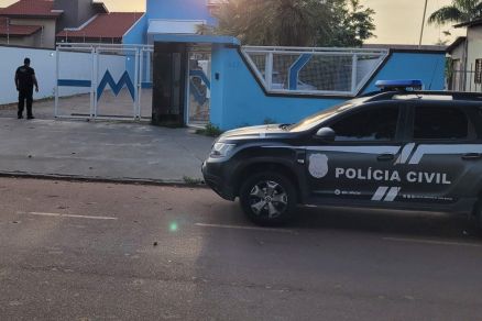 Viatura da Polcia Civil durante cumprimento de ordem judicial