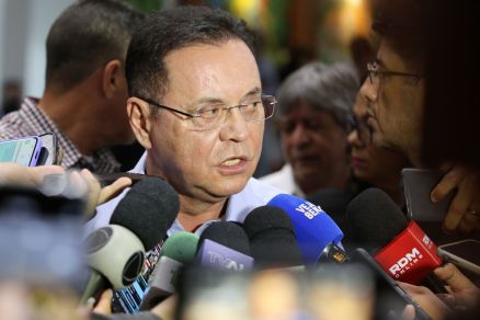 O presidente da AL, Eduardo Botelho, que  pr-candidato a prefeito de Cuiab