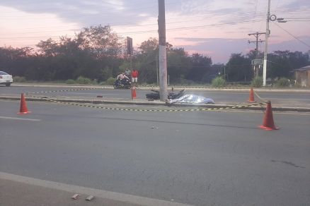 Motociclista de 18 anos morreu na hora do impacto com poste 