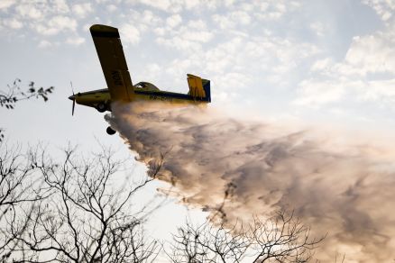 Aeronave lana gua sobre local em chamas 