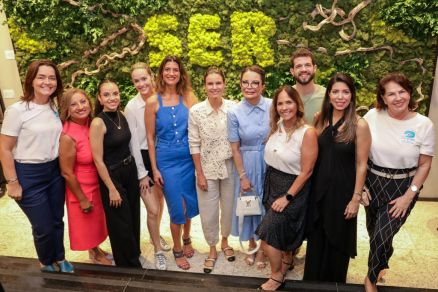 Primeira-dama de MT Virginia Mendes, arquiteta Francielle Martins, artistas plsticos e representantes da AMPARA.