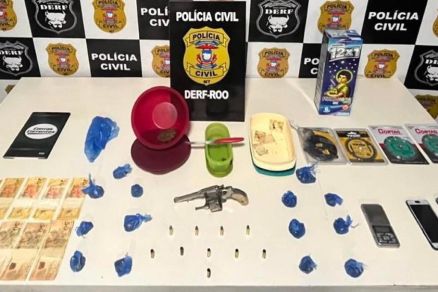 Parte dos itens apreendidos na casa do traficante