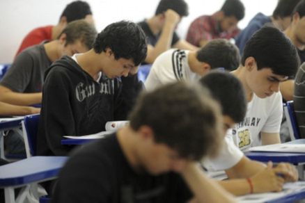 Estudantes durante realizao de prova; veja as dicas dos especialistas 