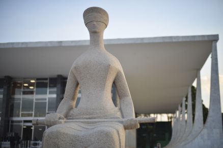 Fachada do Supremo Tribunal Federal (STF) com esttua A Justia	