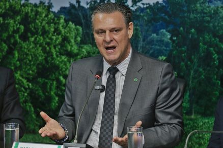 O ministro Carlos Fvaro, que foi condenado por dvida de R$ 691 mil
