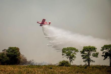 Aeronave combatendo incndio em Mato Grosso