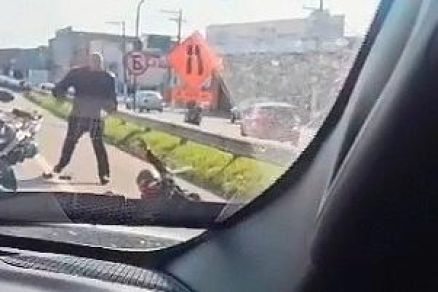 Momento em que PM aposentado aponta arma para criminoso