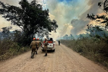 Bombeiros lutam para combater o incndio que atinge a regio de Pocon, no Pantanal mato-grossense