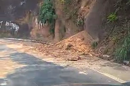 O vdeo mostra o acmulo de terra gerado pelo deslizamento
