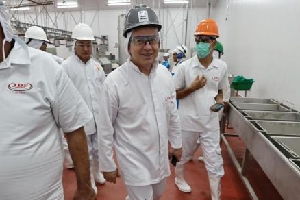 O governador Mauro Mendes durante visita a unidade da JBS/Friboi em Diamantino