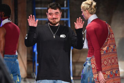 O estilista cacerense Felipe Fanaia, no final de seu �ltimo desfile na Casa de Criadores