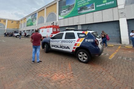 Viatura da PM e do Samu em frente ao Shopping Popular 