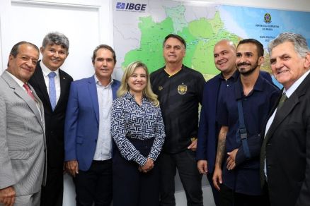 A pr-candidata Flvia Moretti e outros polticos em Braslia