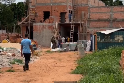 Suspeito trabalhava na obra ao lado da casa das vtimas