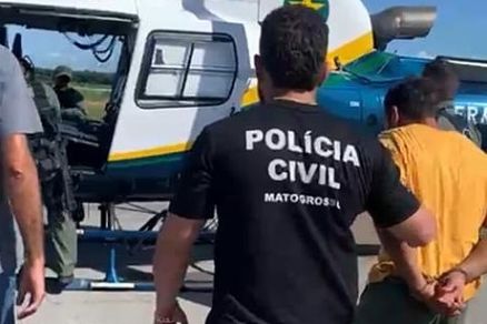 De camisa amarela, o pedreiro Gilberto Rodrigues dos Anjos  escoltado de Sorriso para o presdio Ferrugem, em Sinop