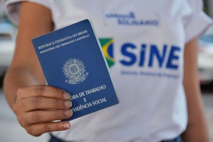 Trabalhador com carteira de trabalho 