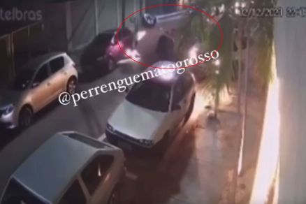 A BMW capotou ao colidir com a traseira de um carro estacionado