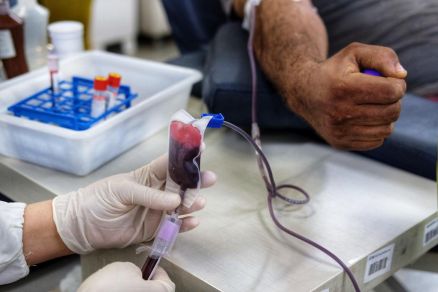 O sangue coletado beneficia pessoas internadas e em tratamento nas unidades e hospitais do SUS em todo o Estado