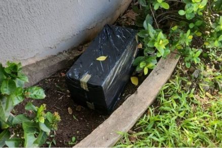 A caixa onde onde o assassino escondeu a arma antes do crime