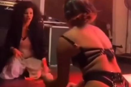 Cena em que a atriz Isa Meneguetti rasga a b�blia