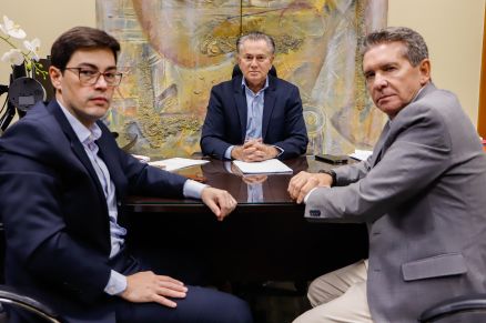 O chefe do MPE Deosdete Cruz, o desembargador Orlando Perri (ao fundo) e o presidente do TCE, Srgio Ricardo