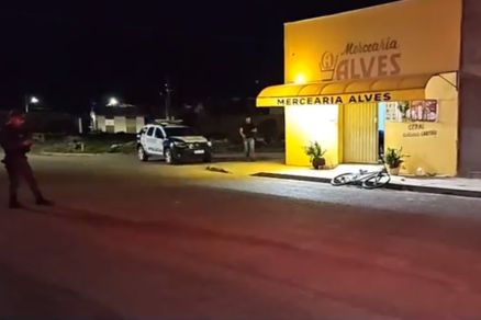 A vtima foi morta a tiros ao sair de uma mercearia 