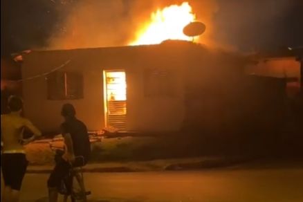 O inc�ndio aconteceu na noite de ter�a-feira em V�rzea Grande